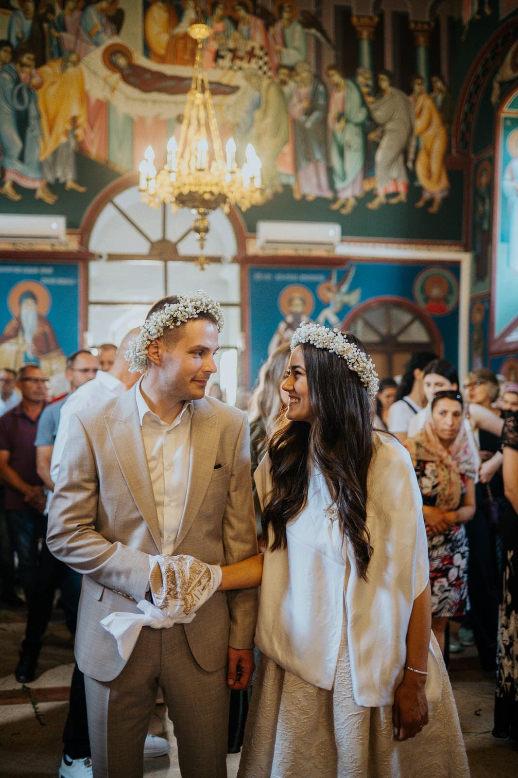 Mladenci razmenjuju pogled tokom crkvenog venčanja