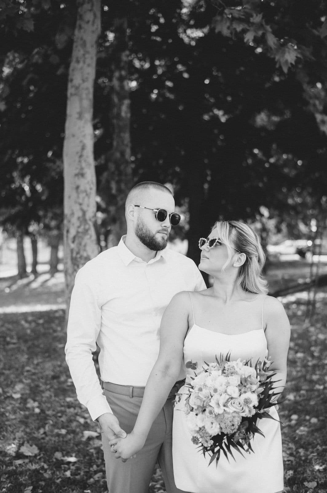 Mladenci u parku sa buketom, crno-bela fotografija