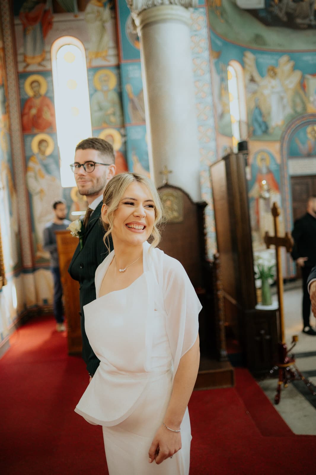 Mlada se osmehuje tokom crkvenog obreda