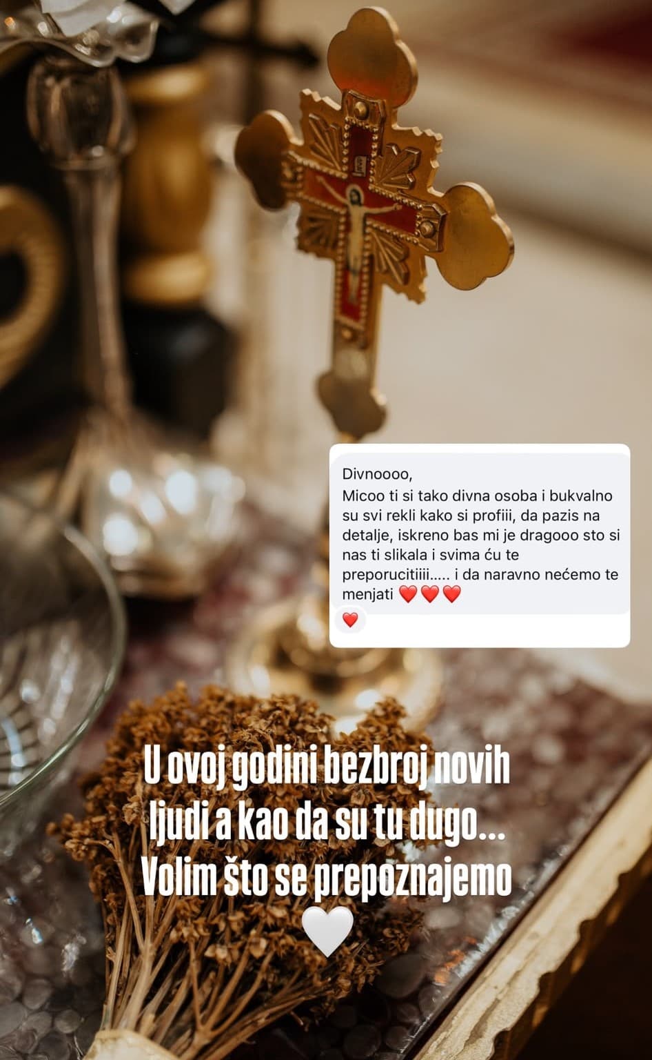 Detalj krsta sa krštenja uz poruku klijenta o fotografisanju