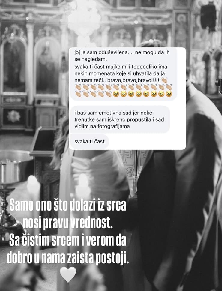 Crno-bela fotografija sa crkvenog obreda uz utisak klijentkinje