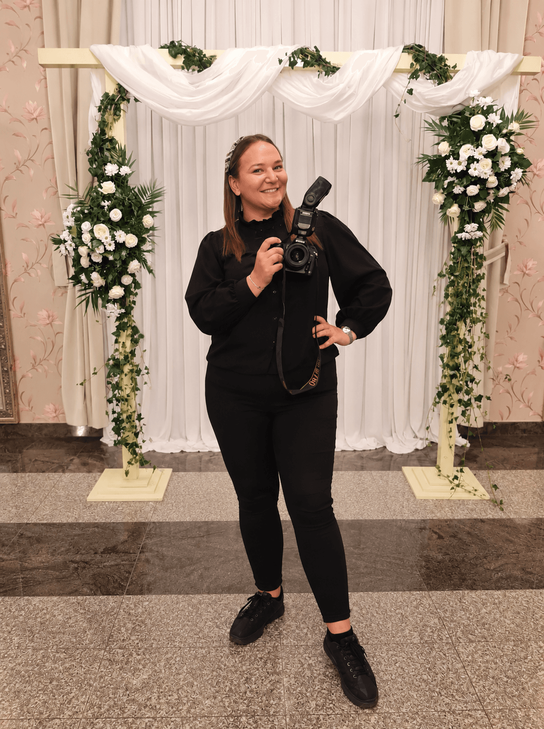Milica Vasiljević, fotografkinja, sa kamerom u toploj svetlosti